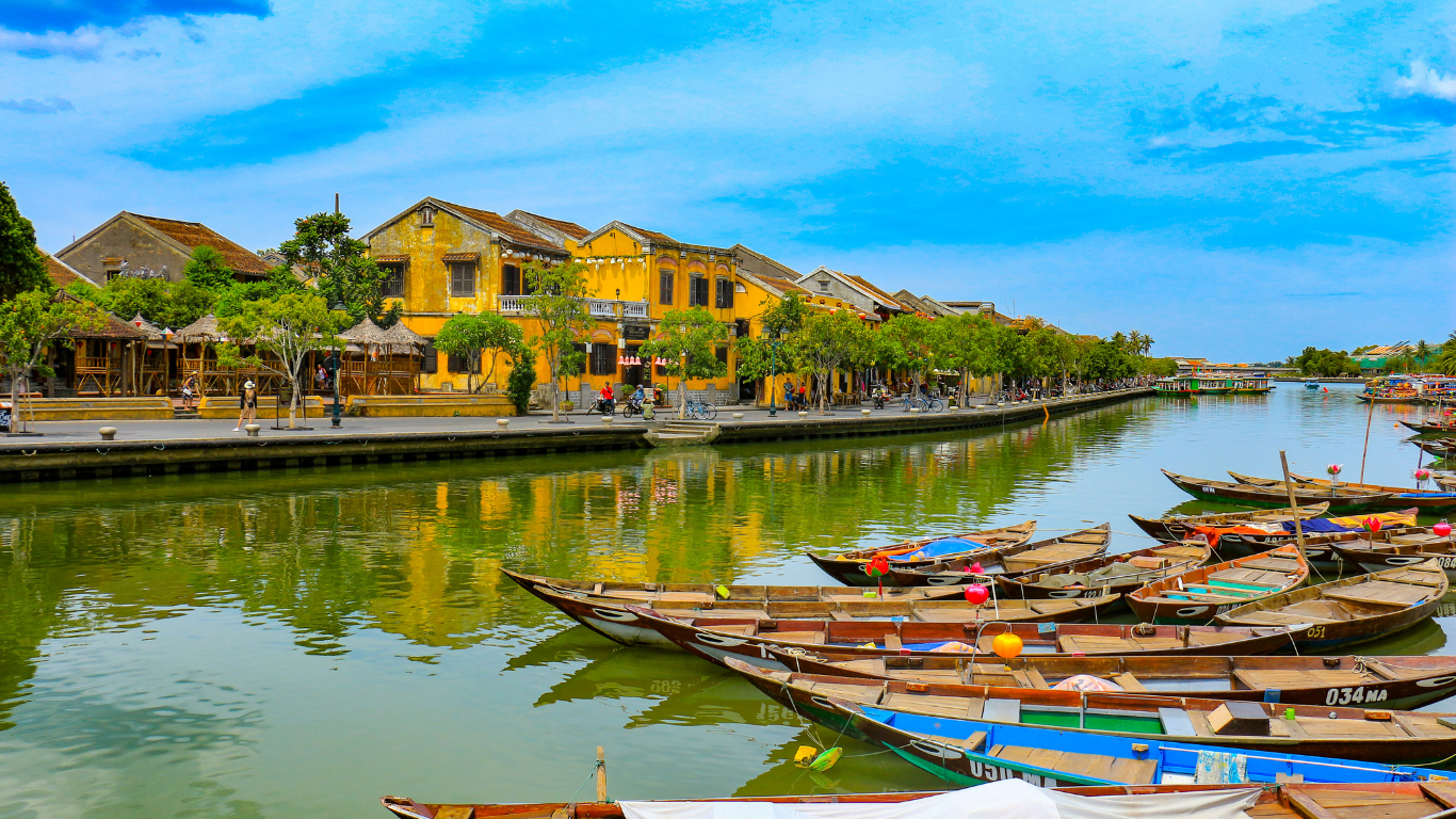 Local Know Best: Supporting Expat Staffs and Experts in Understanding Local Cultures and Lifestyles